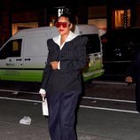 Rihanna con una americana de raya diplomática, jeans y sudadera blanca en Nueva York