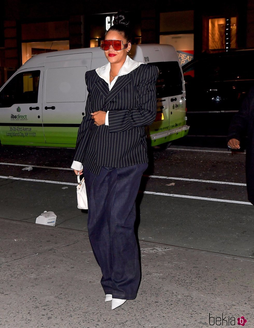 Rihanna con una americana de raya diplomática, jeans y sudadera blanca en Nueva York