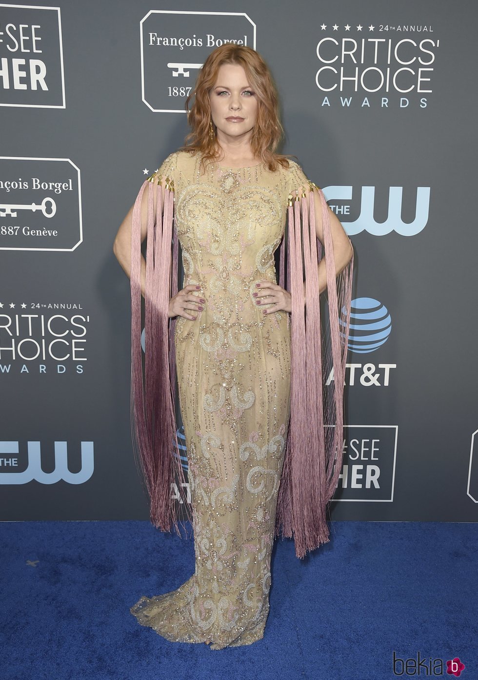 Carrie Keagan con un vestido de manga de flecos en los Critics' Choice Awards 2019