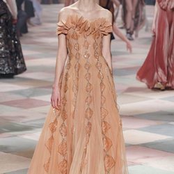 Vestido ocre de la colección de Alta Costura de Christian Dior para primavera/verano 2019 presentada en París