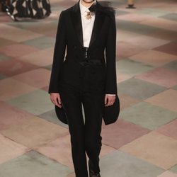 Traje negro de la colección de Alta Costura de Christian Dior para primavera/verano 2019 presentada en París