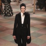 Traje negro de la colección de Alta Costura de Christian Dior para primavera/verano 2019 presentada en París