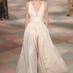Vestido blanco de la colección de Alta Costura de Christian Dior para primavera/verano 2019 presentada en París