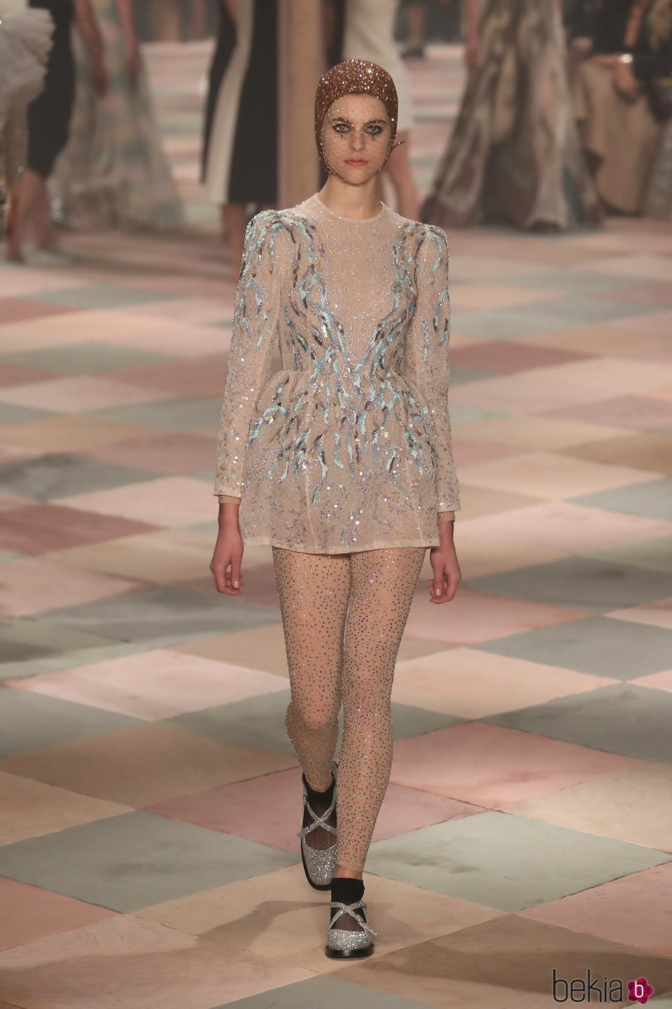 Minivestido beige con brillos de la colección de Alta Costura de Christian Dior para primavera/verano 2019 presentada en París