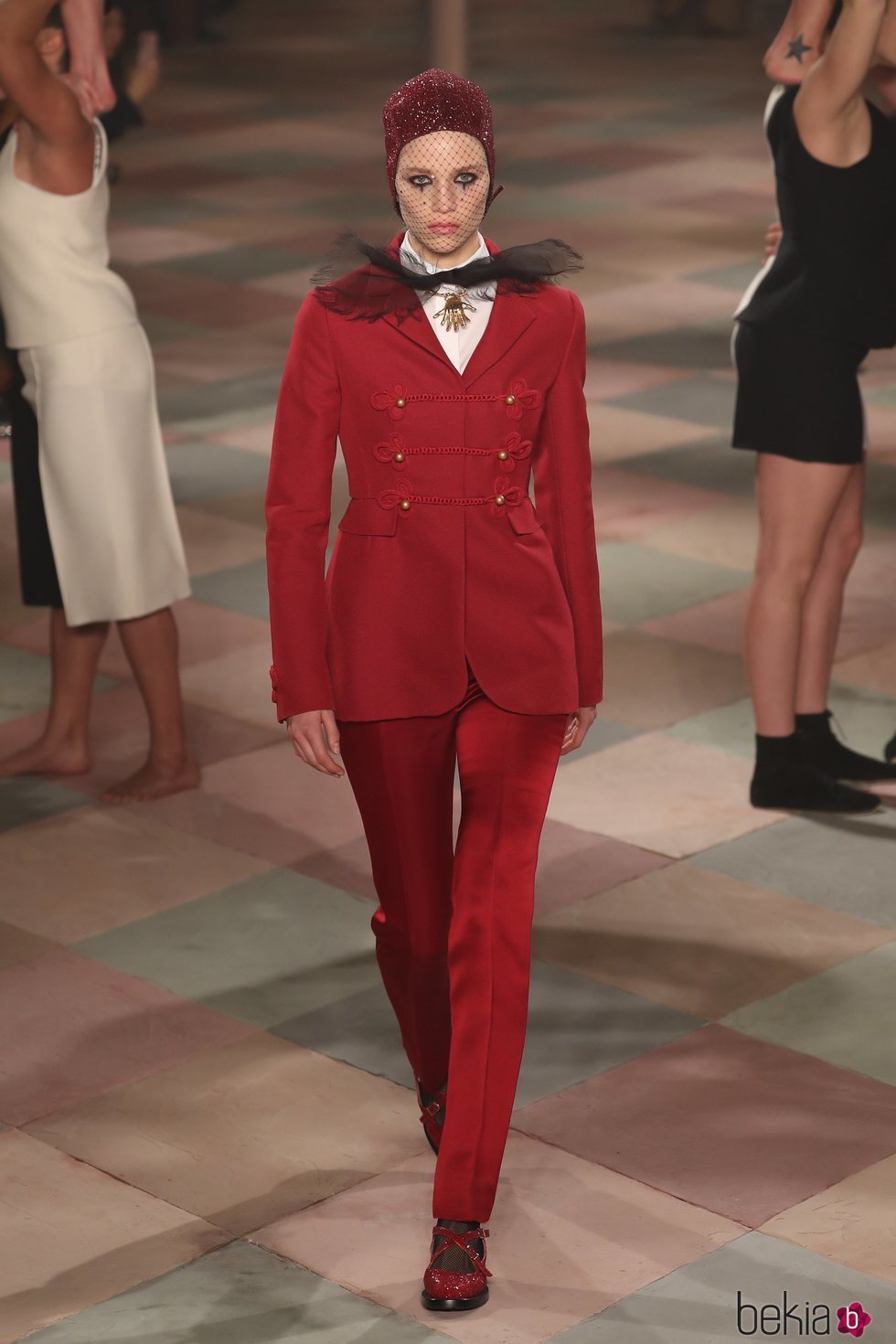 Traje rojo de la colección de Alta Costura de Christian Dior para primavera/verano 2019 presentada en París