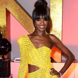 Leomie Anderson con vestido amarillo en los National TV Awards 2019
