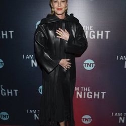 Connie Nielsen de negro en el preestreno de "I am the night"