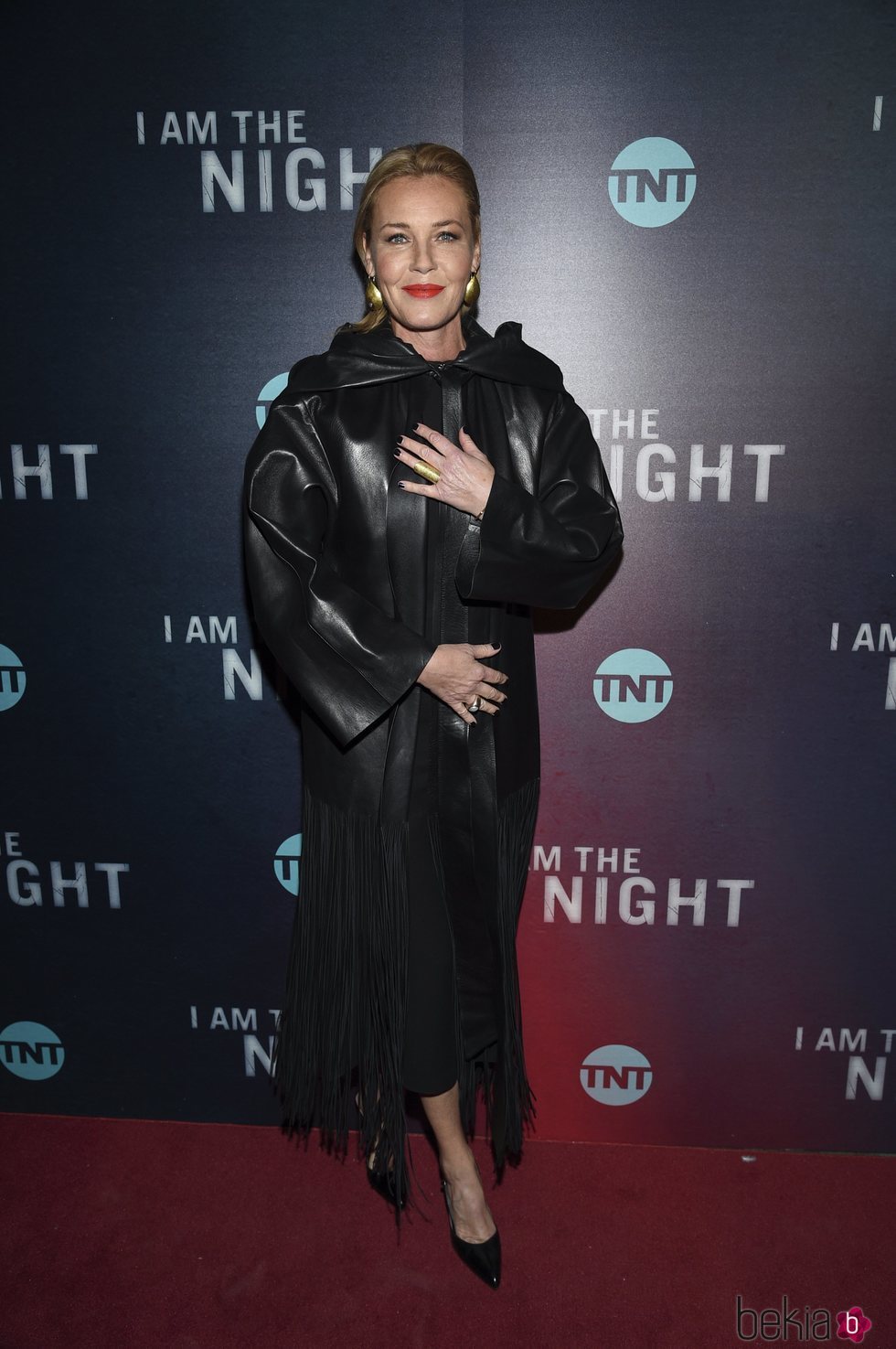 Connie Nielsen de negro en el preestreno de "I am the night"
