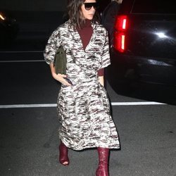 Victoria Beckham en Nueva York luciendo un look casual de estampado militar burdeos