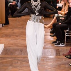 Modelo con un pantalón y joyas de Alta Costura Primavera 2019 de Balmain