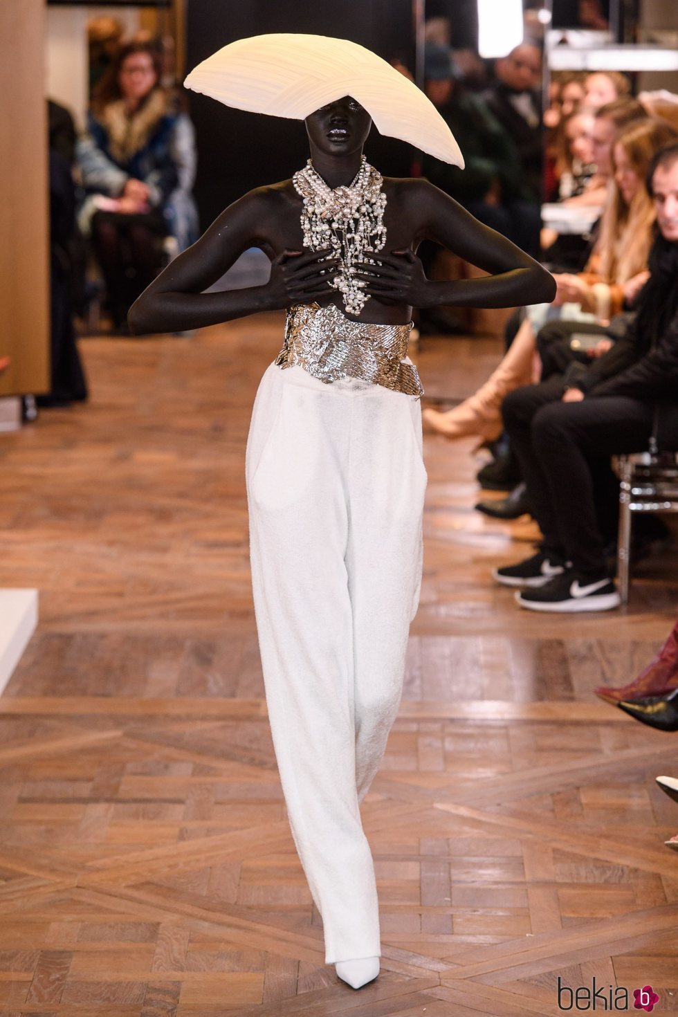 Modelo con un pantalón y joyas de Alta Costura Primavera 2019 de Balmain