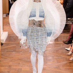 Vestido con mangas en tres dimensiones de tull y capucha de la colección Alta Costura Primavera 2019 de Balmain