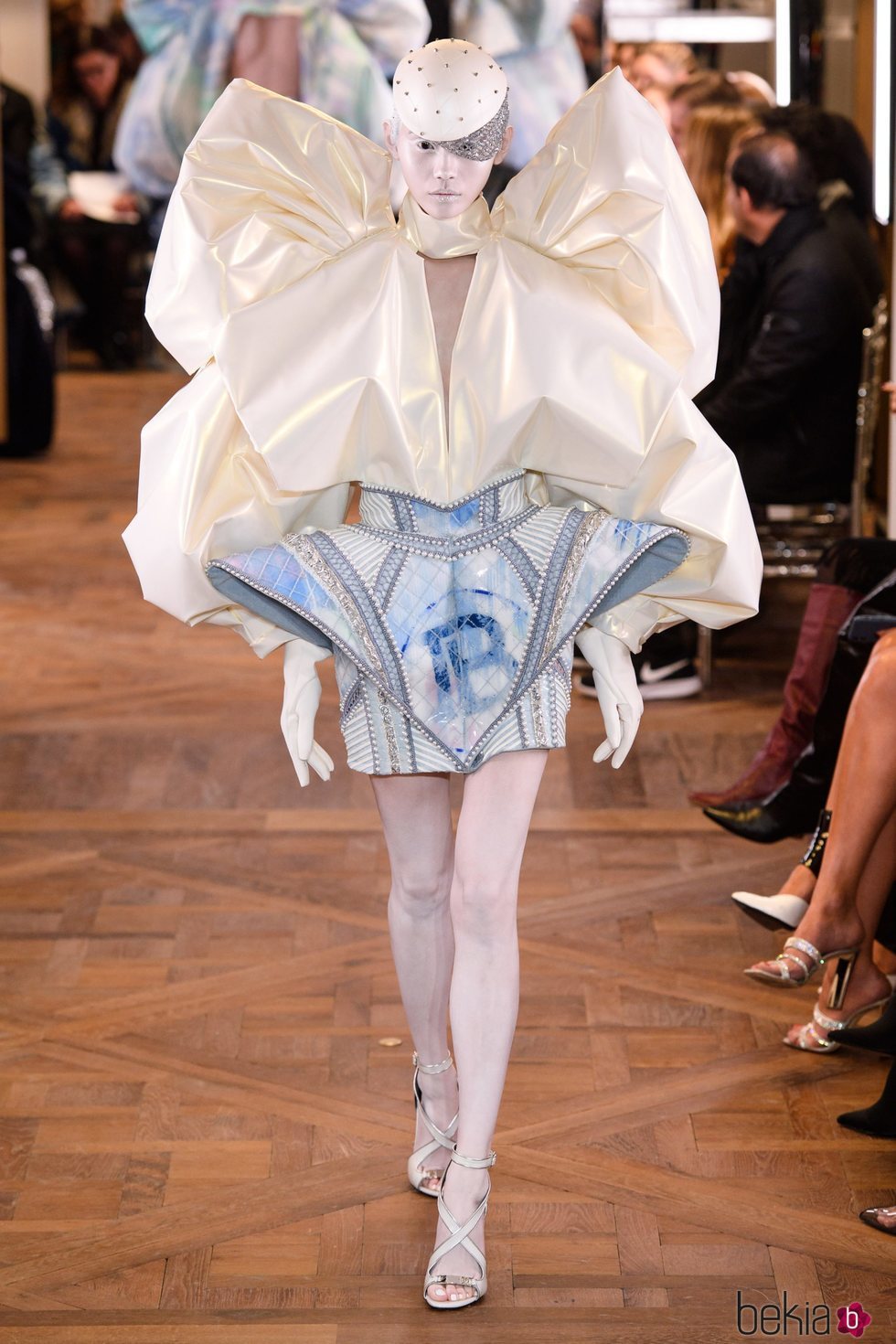 Dos piezas con falda con alerones en tres dimensiones de la colección Alta Costura Primavera 2019 de Balmain