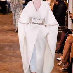 Abrigo largo blanco con cinturón y mangas capa de la colección Alta Costura Primavera 2019 de Balmain