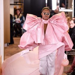 Blusa rosa a modo lazada con tejido escamado de la colección Alta Costura Primavera 2019 de Balmain