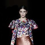 Blusa floral con volantes de la colección otoño/invierno 2019/2020 de Hannibal Laguna