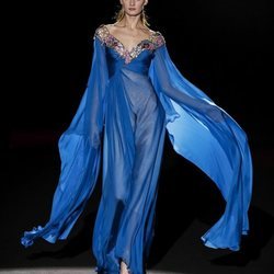 Vestido azul vaporoso de la colección otoño/invierno 2019/2020 de Hannibal Laguna