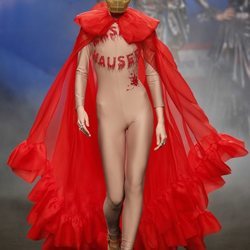 Body de polipiel con mensaje y capa roja con volantes de la colección otoño/invierno 2019 de Ana Locking