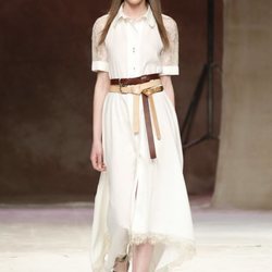 Vestido blanco de la colección primavera/verano 2019 de Roberto Verino