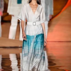 Vestido fluido blanco y azul de la colección primavera/verano 2019 de Pedro del Hierro