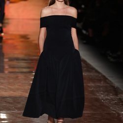 Vestido negro con el escote en palabra de honor de la colección primavera/verano 2019 de Pedro del Hierro
