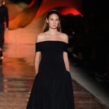Vestido negro con el escote en palabra de honor de la colección primavera/verano 2019 de Pedro del Hierro