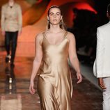 Vestido dorado fluido de la colección primavera/verano 2019 de Pedro del Hierro