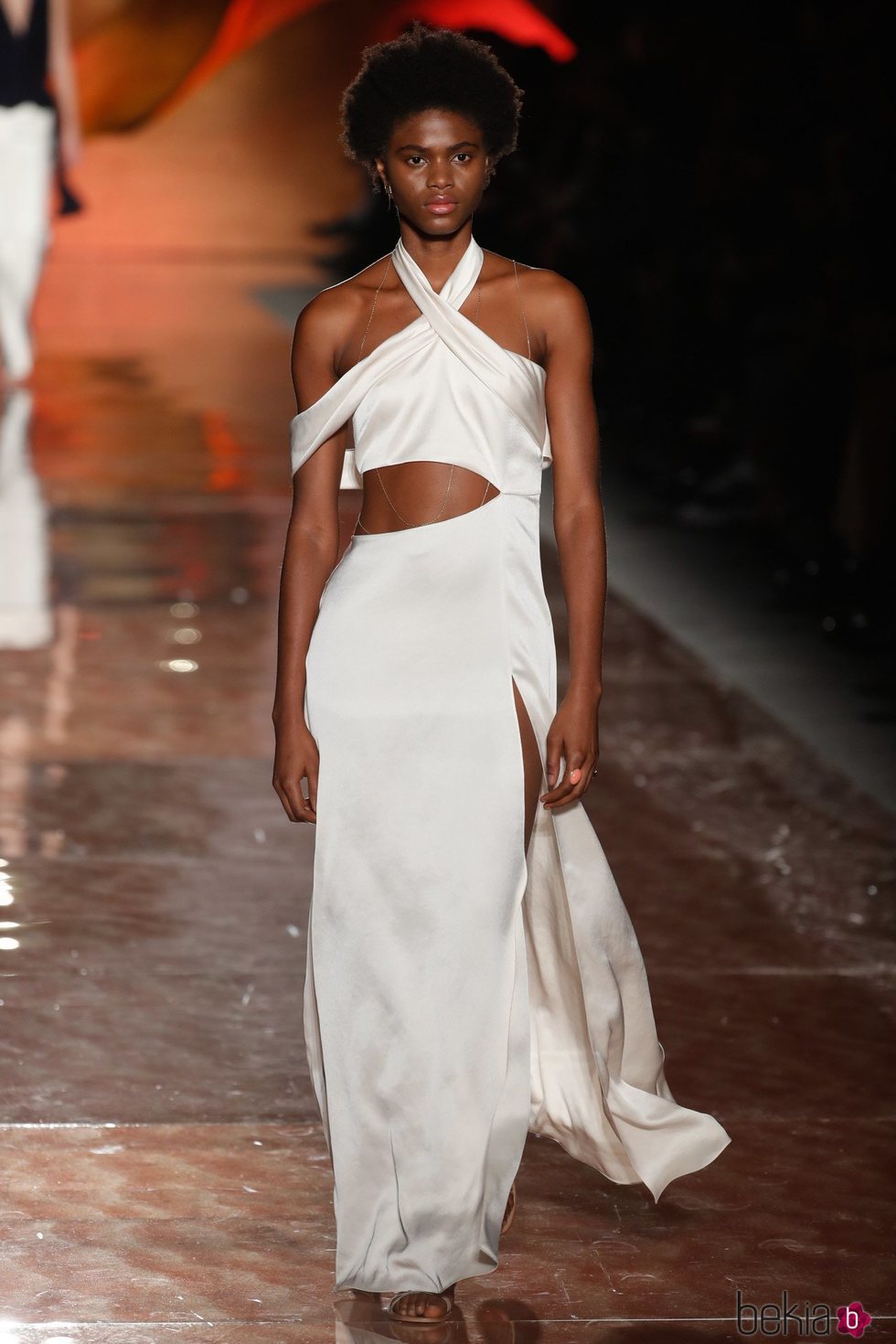 Vestido blanco asimétrico de la colección primavera/verano 2019 de Pedro del Hierro
