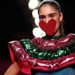 Detalle en forma de corazón de la colección otoño/invierno 2019-2020 de Ágatha Ruiz de la Prada