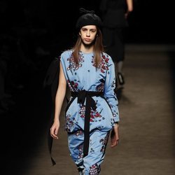 Vestido azul de la colección otoño/invierno 2019/2020 de Juan Vidal