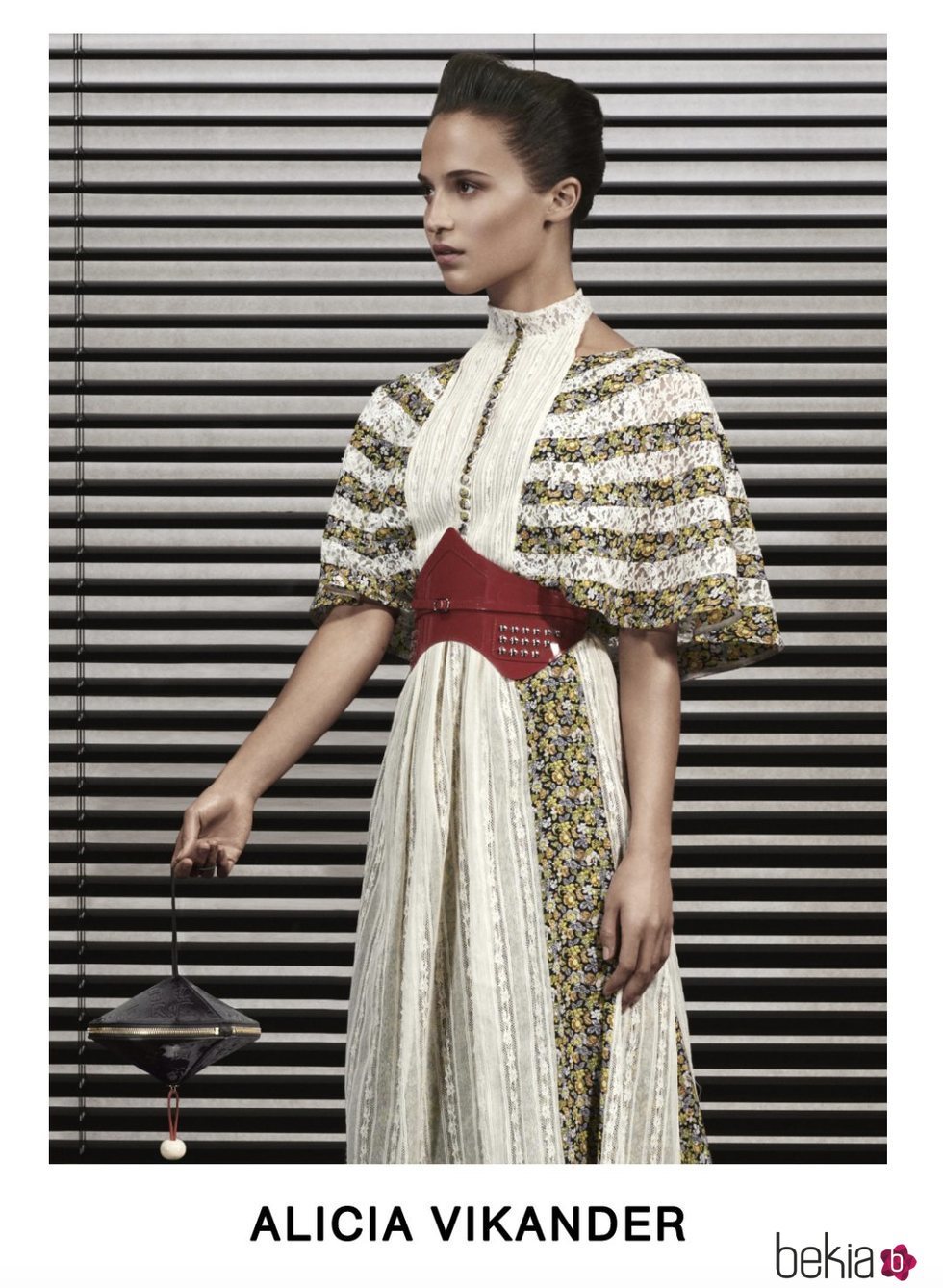 Alicia Vikander con un vestido de estampados fluido posando para el lookbook Pre-Fall 2019 de Louis Vuitton