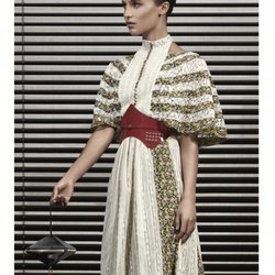 Alicia Vikander con un vestido de estampados fluido posando para el lookbook Pre-Fall 2019 de Louis Vuitton