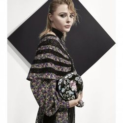 Chlöe Moretz con un vestido estampado posando para el lookbook Pre-Fall 2019 de Louis Vuitton