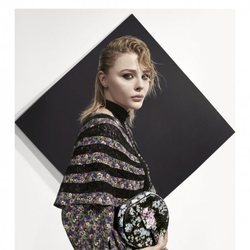 Chlöe Moretz con un vestido estampado posando para el lookbook Pre-Fall 2019 de Louis Vuitton
