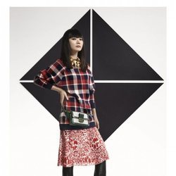 Doona Bae con un jersey oversize a cuadros posando para el lookbook Pre-Fall 2019 de Louis Vuitton