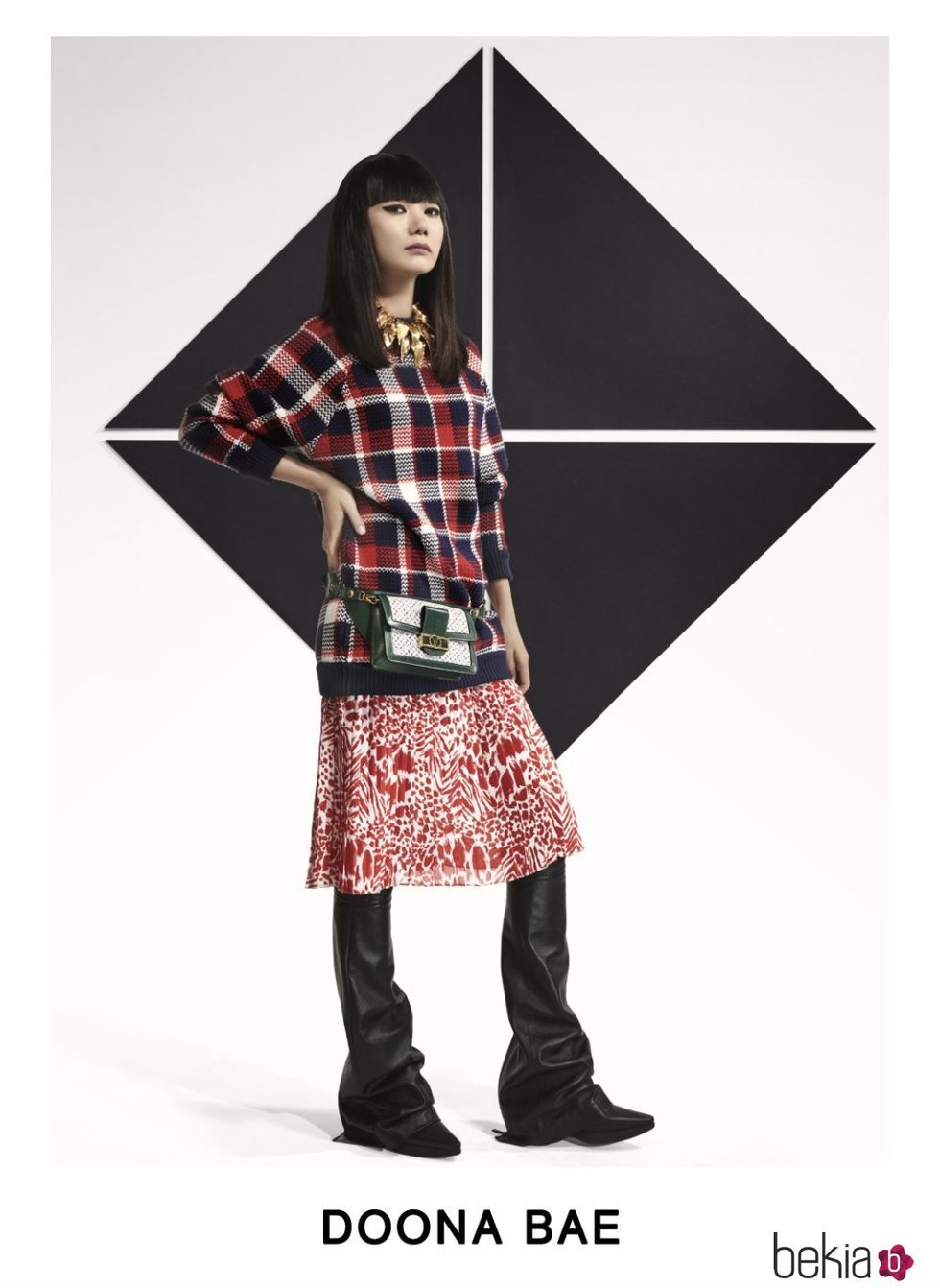 Doona Bae con un jersey oversize a cuadros posando para el lookbook Pre-Fall 2019 de Louis Vuitton