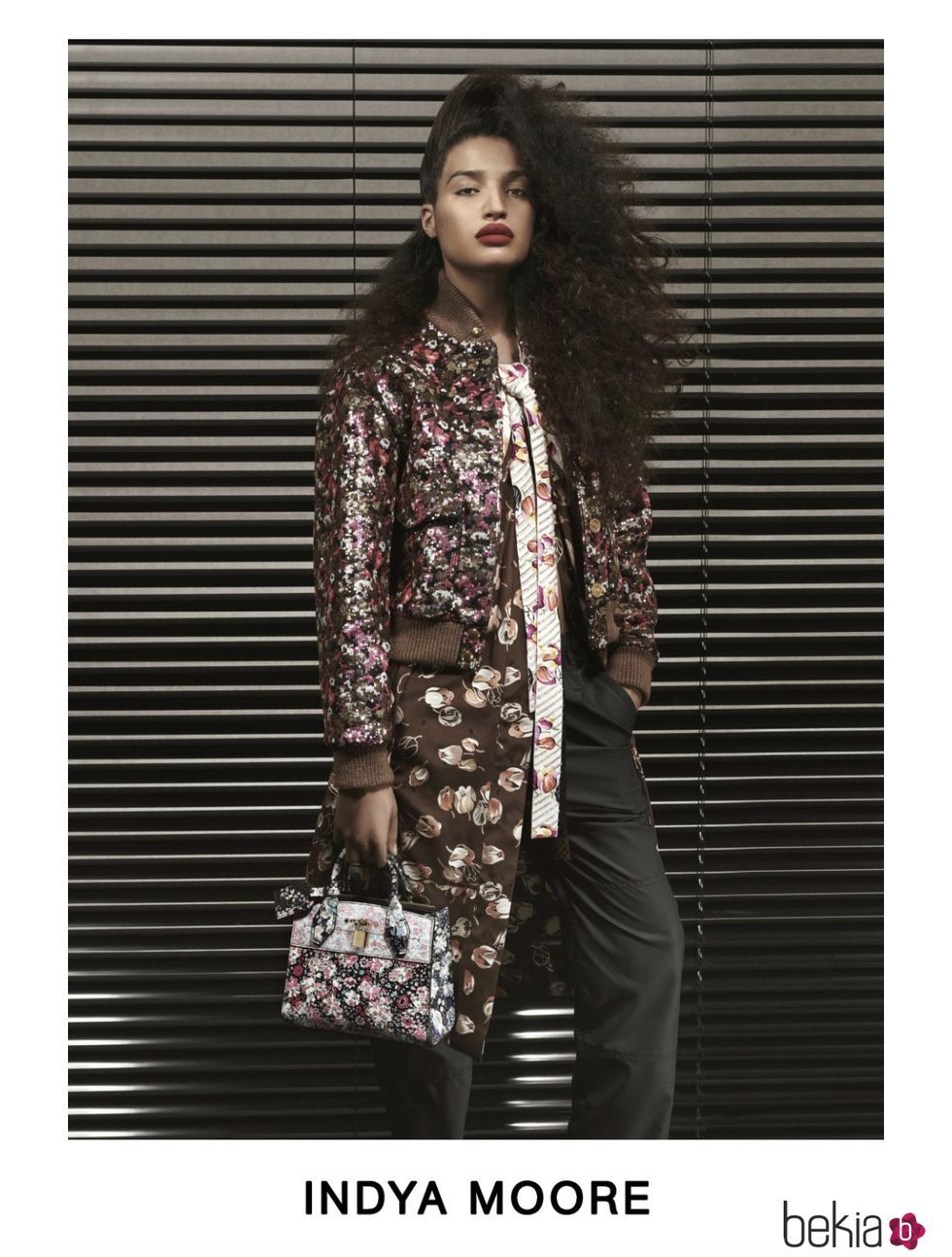Indya Moore con un abrigo largo estampado posando para el lookbook Pre-Fall 2019 de Louis Vuitton