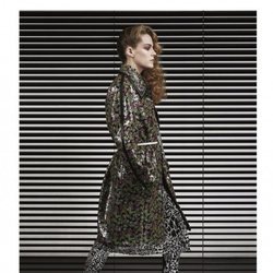 Riley Keough con una chaqueta impermeable estampada posando para el lookbook Pre-Fall 2019 de Louis Vuitton