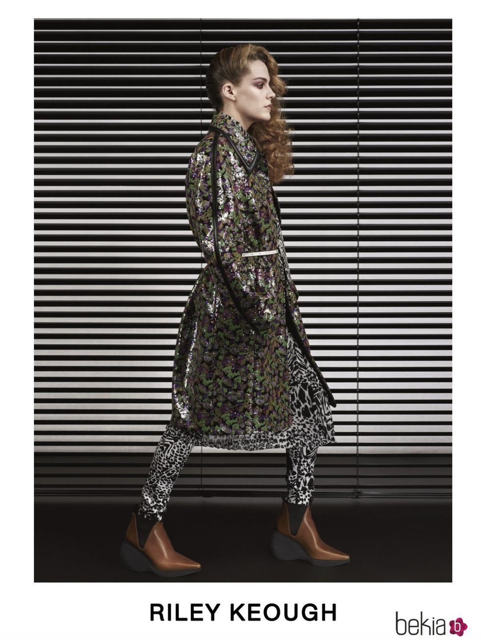 Riley Keough con una chaqueta impermeable estampada posando para el lookbook Pre-Fall 2019 de Louis Vuitton