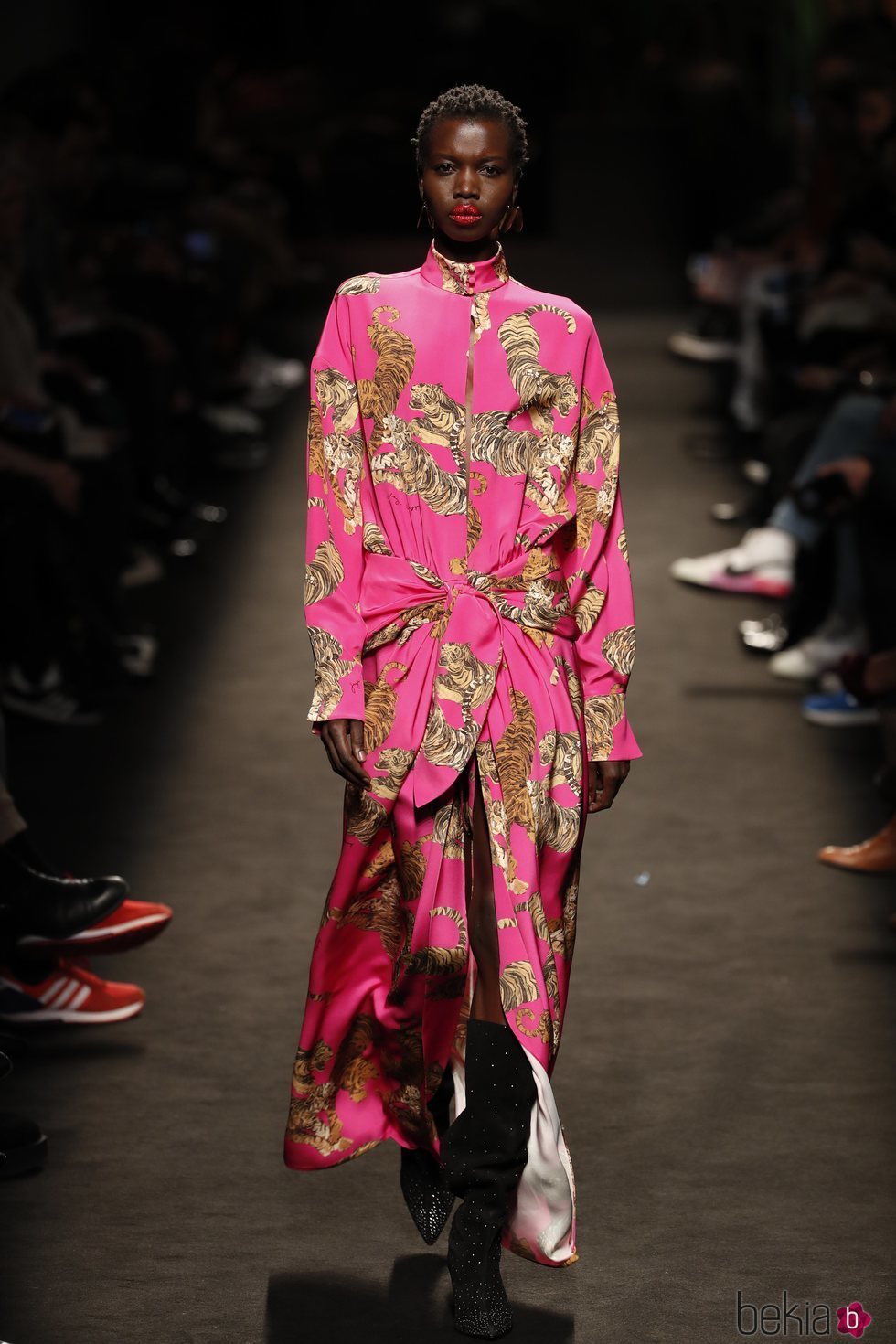 Modelo con un vestido asimétrico de la colección otoño/invierno 2019/2020 de Jorge Vázquez