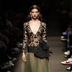 Modelo con un vestido con transparencias de la colección otoño/invierno 2019/2020 de Jorge Vázquez