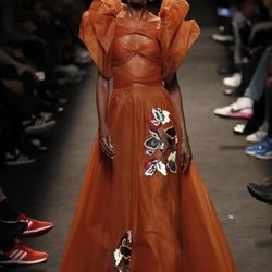 Modelo con un vestido color teja de la colección otoño/invierno 2019/2020 de Jorge Vázquez