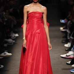 Modelo con un vestido rojo de la colección otoño/invierno 2019/2020 de Jorge Vázquez
