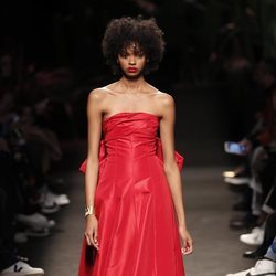 Modelo con un vestido rojo de la colección otoño/invierno 2019/2020 de Jorge Vázquez