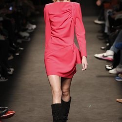 Modelo vestido corto de la colección otoño/invierno 2019/2020 de Jorge Vázquez