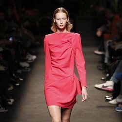 Modelo vestido corto de la colección otoño/invierno 2019/2020 de Jorge Vázquez