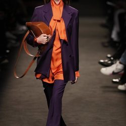 Modelo con un conjunto morado y naranja de la colección otoño/invierno 2019/2020 de Jorge Vázquez