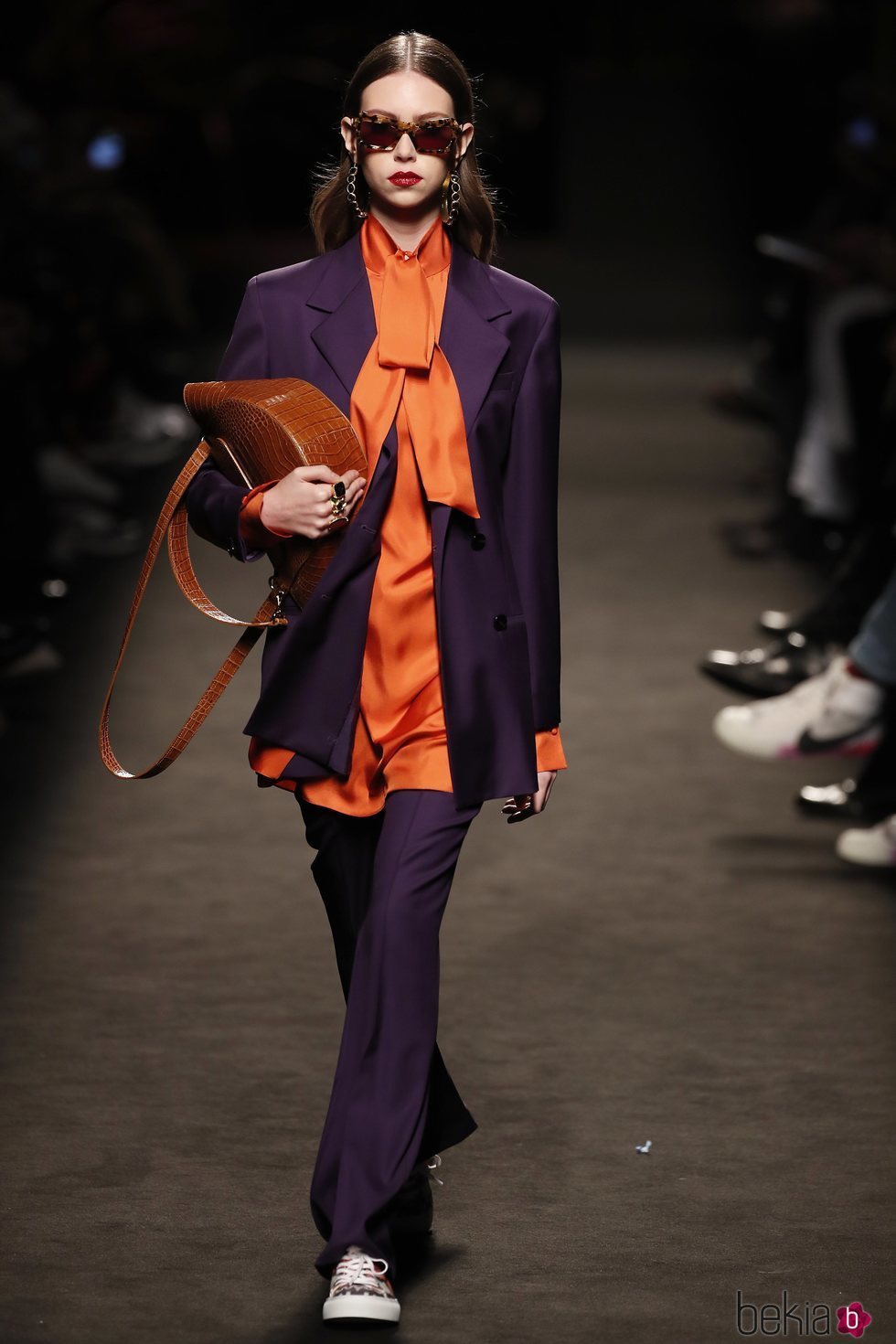 Modelo con un conjunto morado y naranja de la colección otoño/invierno 2019/2020 de Jorge Vázquez