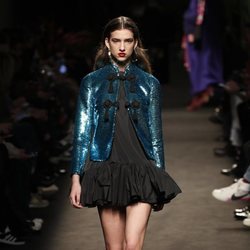Modelo con un vestido negro de la colección otoño/invierno 2019/2020 de Jorge Vázquez