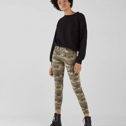 Modelo con unos pantalones con estampado militar de la colección de primavera 2019 de Bershka